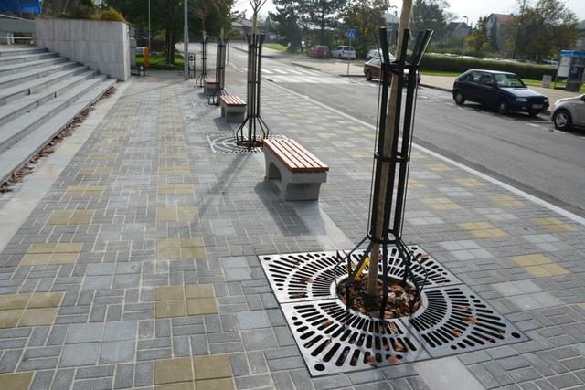 Kladno - Dod&aacute;vka litinov&yacute;ch mř&iacute;ž&iacute; ke stromům s ochranou kmene