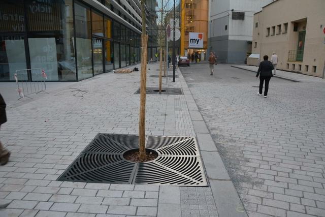 Praha, Quadrio- Dod&aacute;vka litinov&yacute;ch mř&iacute;ž&iacute; ke stromům